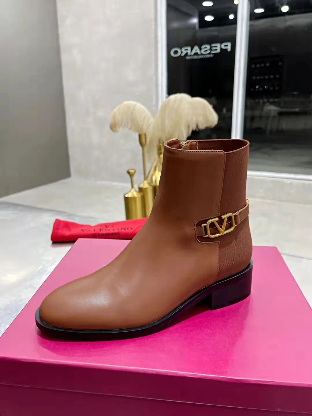👟👟Ex-factory price 500👟👟 🆕Valentino. Valentino big v-buckle autumn and winter fashion women's boots: comfortable and versatile on the upper feet, showing long legs, fabric: imported first-layer cowhide ⚡The most popular V-buckle ⚡all genuine leather on the inner pads, non-slip and wear-resistant rubber outsole Size: 35−40 (customized size 41)